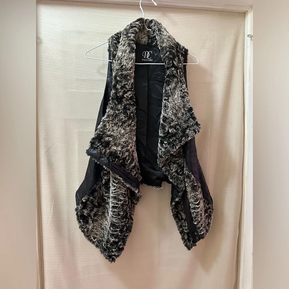 Dolce Cabo Faux Fur Vest – Women’s Medium – Y2K Style Zip Up or Open Front - Picture 2 of 8